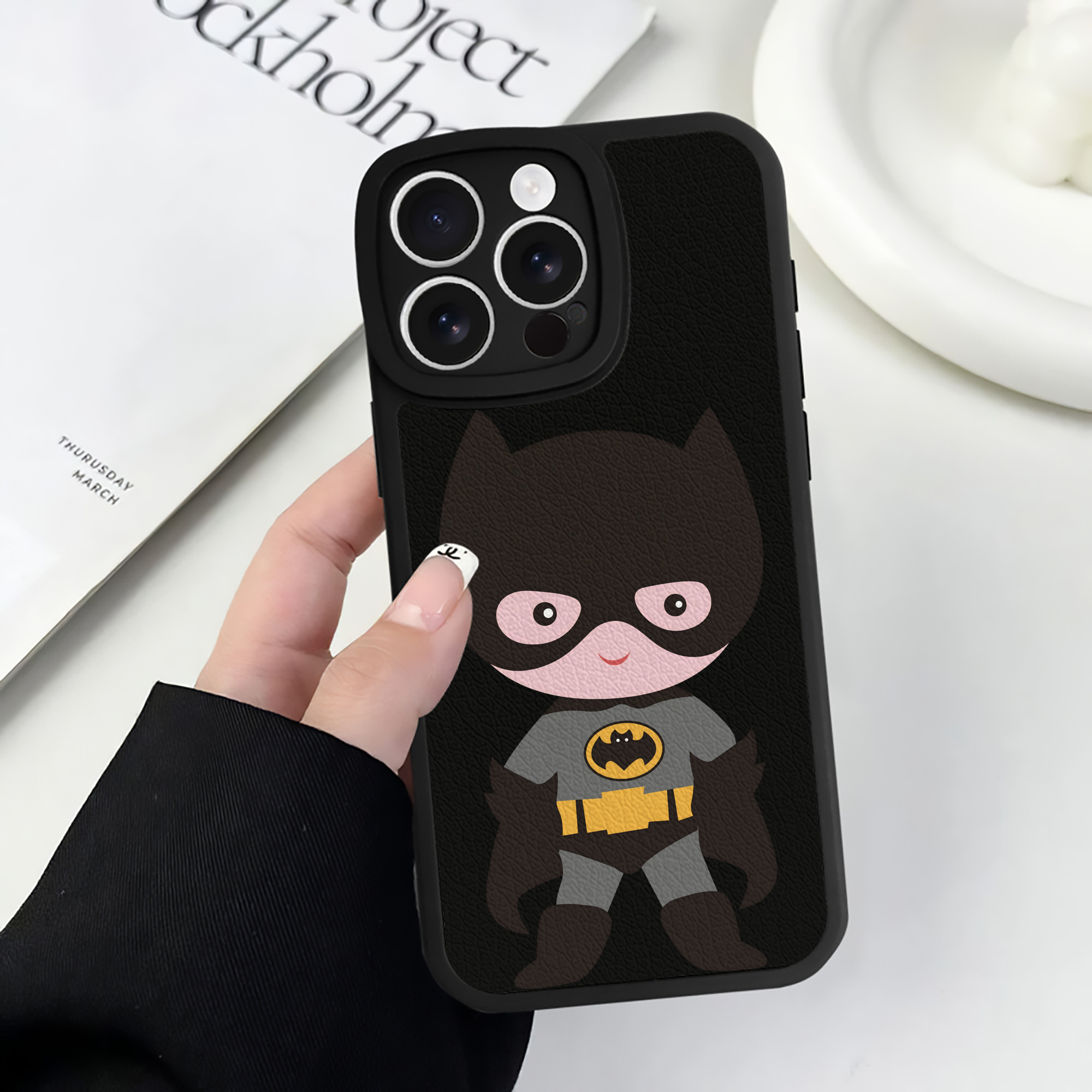 （画像用） アベンジャーズ The Avengers 【iPhone 16シリーズ対応】シリコンスマホケース（レザー調） 材質：シリコン